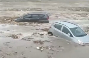Uttarakhand: हरिद्वार में गंगा से निकाली गईं तैरती कारें, मसूरी में भारी बारिश से सड़क पर मलबा, यातायात बाधित
