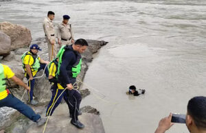 Rishikesh: नीम बीच पर गंगा में डूबे दिल्ली के महिला और युवक, तलाश में जुटी एसडीआरएफ
