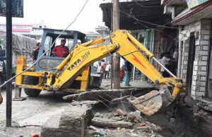 Haldwani: नगर निगम ने 135 पटालों को JCB से उखाड़ा, अतिक्रमणकारियों ने किया विरोध, छह घंटे चला अभियान