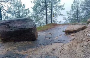 Nainital Rain: सड़क पर गिर रहे पत्थर और बोल्डर, बाल-बाल बची यात्रियों की जान, फंसे वाहनों को निकाल रहा जेसीबी