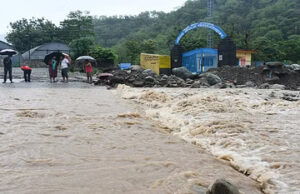 Haldwani: बारिश के आगे बेबस जिंदगी, 87 घरों और दुकानों में घुसा मलबा और पानी, तबाही का मंजर