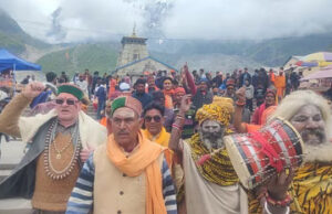 दिल्ली में केदारनाथ मंदिर को लेकर विवाद बढ़ा, आंदोलनकारियों ने मंदिर की परिक्रमा कर निकाला जुलूस
