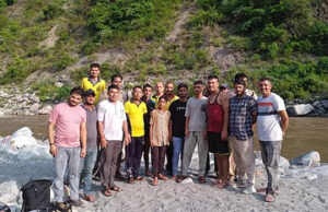 Nainital News: तीन घंटे पानी में पल-पल दिखी मौत, जान बचाने के लिए नदी में पड़े बड़े पत्थरों का लेते रहे सहारा, फिर क्या हुआ?