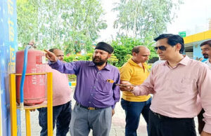 Haldwani: कुमाऊं कमिश्नर का एक्शन, दीपक रावत ने फिटनेंस सेंटर में मारा छापा, हड़कंप, मिनटों में गायब हुए दलाल
