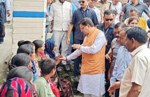 Tehri: आपदा प्रभावितों से मिलने पहुंचे मुख्यमंत्री, पीड़ितों ने बयां किया दर्द, बुजुर्गों के छलके आंसू…