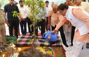 Uttarakhand: मुख्यमंत्री धामी ने देहरादून में ‘शहीदों के नाम पौधरोपण’ कार्यक्रम में लिया हिस्सा, लगाए पौधे; पर्यावरण को लेकर कही ये बातें