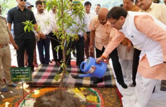 Uttarakhand: मुख्यमंत्री धामी ने देहरादून में ‘शहीदों के नाम पौधरोपण’ कार्यक्रम में लिया हिस्सा, लगाए पौधे; पर्यावरण को लेकर कही ये बातें