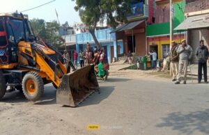 Rudrapur: अतिक्रमण हटाने पहुंची टीम पर पथराव, जेसीबी चालक का फोड़ा सिर, लोगों ने जमकर किया विरोध
