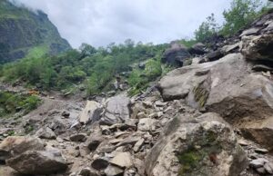 Pithoragarh: भारी बारिश का कहर, टनकपुर-तवाघाट हाईवे पर हुआ भारी भूस्खलन, SSB के जवान ने भागकर बचाई जान, मची अफरा-तफरी