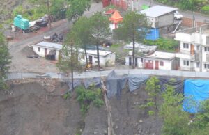 Nainital: समय रहते चेते नहीं, अब नैनीताल में भूस्खलन रोकथाम को तिरपाल का सहारा, आवासीय भवनों पर मडराया संकट