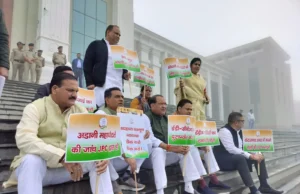 Uttarakhand: विधानसभा सत्र का दूसरा दिन, कानून व्यवस्था पर विपक्ष का हंगामा, सदन के बाहर धरने पर बैठे विधायक