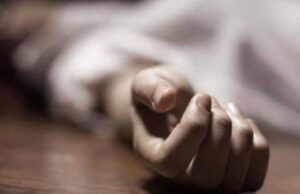 कोलकाता में महिला डॉक्टर के साथ दुष्कर्म और हत्या के विरोध में नैनीताल के डॉक्टरों ने किया प्रदर्शन