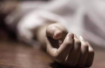 कोलकाता में महिला डॉक्टर के साथ दुष्कर्म और हत्या के विरोध में नैनीताल के डॉक्टरों ने किया प्रदर्शन