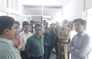Haldwani News: कुमाऊं कमिश्नर दीपक रावत ने बेस अस्पताल के डायलिसिस सेंटर में मारा छापा…तो कांप गए कर्मचारी