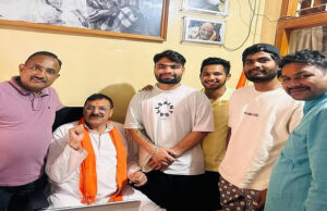Nainital News: नीब करौरी की शरण में रिंकू सिंह…बाबा का लिया आर्शीवाद, लोगों को सेल्फी देते दिखें