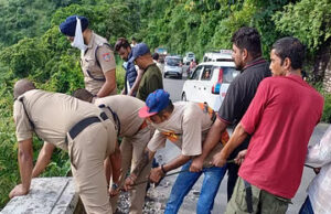 Nainital News: हल्द्वानी-भीमताल मोटर मार्ग में अज्ञात महिला का शव मिलने से फैली सनसनी, पुलिस ने रेस्क्यू कर खाई से निकाला