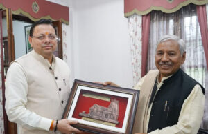Uttarakhand: सीएम पुष्कर सिंह धामी से मिले गढ़रत्न नरेंद्र सिंह नेगी, सांस्कृतिक और लोककला के विषयों पर की चर्चा