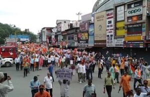 Uttarakhand: बांगलादेश में हिंदुओं पर हो रहे अत्याचार के विरोध में सड़कों पर उतरे हिंदू संगठन, निकाली आक्रोश रैली
