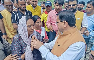 Tehri Disaster: अतिवृष्टि से प्रभावित घुत्तु गांव पहुंचे सीएम पुष्कर सिंह धामी, देखकर भावुक हुए आपदा पीड़ित