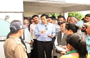 Haldwani: कमिश्नर दीपक रावत ने किया निरीक्षण, डॉक्टर की पकड़ी गई चोरी, वार्ड बॉय की इस हरकत ने चौंकाया