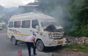 Uttarakhand: बदरीनाथ हाईवे पर ओडिशा के 15 श्रद्धालुओं को लेकर जा रहे टेम्पो ट्रैवलर में लगी आग, मची चीख पुकार
