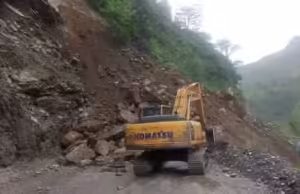 Uttarakhand: बदरीनाथ हाईवे पर भारी भूस्खलन से नौ घंटे बंद रहा मार्ग, 1000 यात्री फंसे रहे