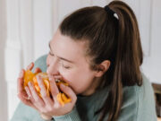 आपके दिमाग को खोखला कर सकते हैं अनहेल्दी स्नैक्स, आज ही करें डाइट से आउट 1