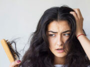 क्या बालों के टूटने-झड़ने से आप भी हो गए हैं परेशान? तो डाइट में जरूर शामिल करें 6 फूड्स 1