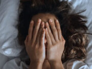 5 चीजें जिन्हें रात में खाने से उड़ जाती है रातों की नींद, भूलकर भी न करें डिनर में शामिल 1