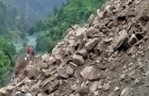 Nainital News: हल्द्वानी से अल्मोड़ा जा रही कार के ऊपर पहाड़ी से गिरा पत्थर, शीशा तोड़कर घुसा अंदर, मची चीख पुकार