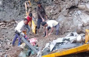 Uttarakhand: पज्याणा मोटर मार्ग पर हादसा, सड़क निर्माण के दाैरान JCB पर गिरी चट्टान, मलबे में दबकर चालक की मौत