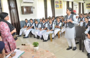 Haldwani: छात्राएं बोलीं:- मनचले स्कूल आते जाते करते हैं गंदे कमेंट, असुरक्षित स्थानों के चिन्हिकरण को कार्यशाला आयोजित