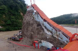 Nainital News: भारी बारिश के बाद विकराल रूप दिखा रही कोसी नदी, पानी बढ़ने से गर्जिया मंदिर में आवाजाही बंद