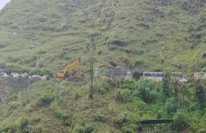 Nainital News: पहाड़ी से आए मलबे ने रोकी भवाली-अल्मोड़ा एनएच पर वाहनों की रफ्तार, सुरक्षा दीवार क्षतिग्रस्त
