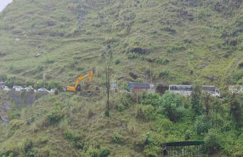 Nainital News: पहाड़ी से आए मलबे ने रोकी भवाली-अल्मोड़ा एनएच पर वाहनों की रफ्तार, सुरक्षा दीवार क्षतिग्रस्त