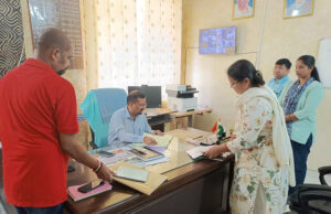 Uttarakhand: डीएम ने श्रम आयुक्त समेत कई कार्यालयों में मारा छापा, गायब मिले कई कर्मचारी-अधिकारी