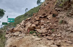 Nainital News : पहाड़ी से बोल्डर और मलबा आने से भवाली-अल्मोड़ा एनएच बंद, सड़क के दोनों ओर लगी वाहनों की लंबी कतार