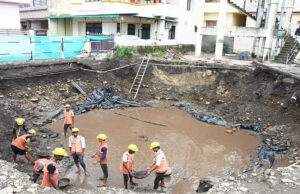 Haldwani: ओवरहेड टैंक के लिए खोदा गया गड्ढा, बरसात का पानी भरने से लोगों की उड़ी नींद, डर से रातभर जागते रहे लोग