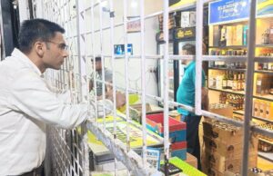 Uttarakhand: शराब ठेके पर ग्राहक बनकर पहुंच गए डीएम, सेल्समैन ने वसूले अधिक रुपये, लगा भारी जुर्माना