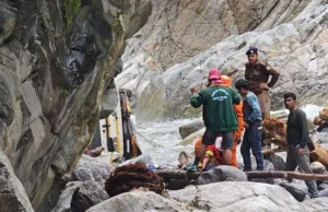 Uttarakhand: केदारनाथ जा रहे तीर्थ यात्रियों से भरा वाहन नदी में गिरा, एक की मौत, 12 घायल