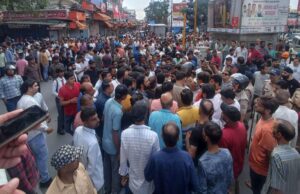 Uttarakhand: देहरादून रेलवे स्टेशन में बवाल के बाद तनाव, पलटन बाजार बंद, सैकड़ों लोग पढ़ रहे हनुमान चालीसा