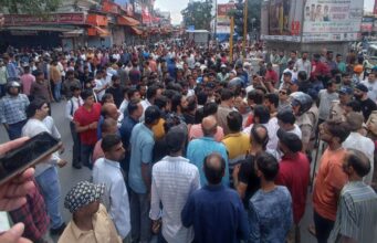 Uttarakhand: देहरादून रेलवे स्टेशन में बवाल के बाद तनाव, पलटन बाजार बंद, सैकड़ों लोग पढ़ रहे हनुमान चालीसा