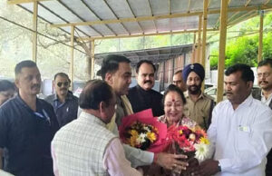 Nainital News: परिवार के साथ कैंची धाम पहुंचे गोवा के सीएम प्रमोद सावंत, माथा टेक हनुमान चालीसा का पाठ किया