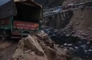Nainital News: भवाली-अल्मोड़ा हाईवे पर पहाड़ी से गिरा भारी मलबा…यहां ट्रक फंसने से यात्रियों के सामने मुसीबत