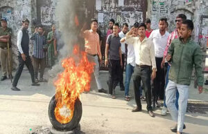 Haldwani News: एमबीपीजी में छात्रों का धरना जारी, उच्च शिक्षा मंत्री का पुतला फूंका; उग्र आंदोलन की चेतावनी दी