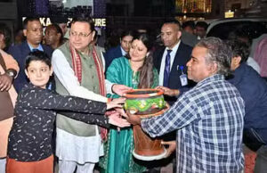 Diwali: मुख्यमंत्री पुष्कर सिंह धामी ने परिवार संग खरीदे मिट्टी के दीपक और मूर्तियां, बोला कारीगर-आते रहिएगा सीएम सर