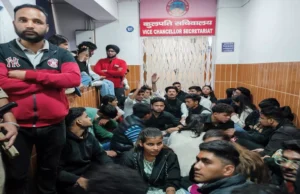 Haldwani: छात्रसंघ चुनाव को लेकर कुमाऊं विश्वविद्यालय में फिर हंगामा, कुलसचिव को कमरे में किया बंद, शुरू हुआ धरना प्रदर्शन