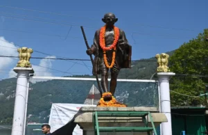 Uttarakhand: नैनीताल में अब यातायात नियम पढ़ाएगी गांधी प्रतिमा, 75 साल बाद शहर में चर्खे पर सूत कातते आएंगे नजर