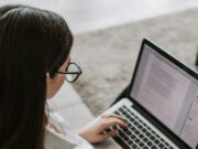 सावधान! मोबाइल-लैपटॉप का ज्यादा इस्तेमाल कर रहा है आपकी हड्डियों को कमजोर, 5 तरीकों से करें बचाव 1