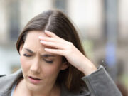 अचानक खड़े होते ही आंखों के सामने छा जाता है अंधेरा, तो पढ़ें क्या हो सकते हैं इसके कारण 3